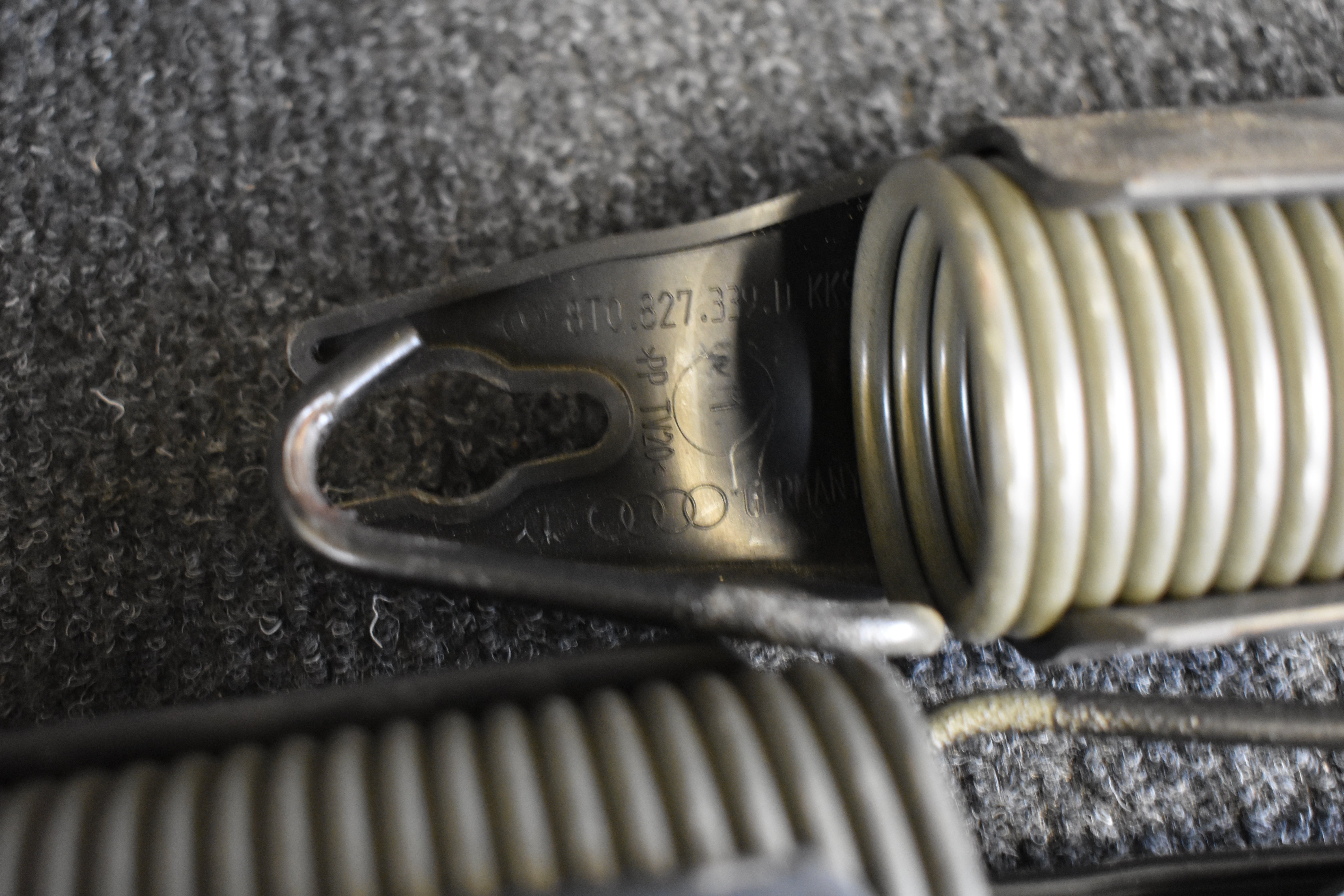 Audi A4 B8 Kofferraumöffnungsfeder und Verkleidungsabdeckung Rechts Links