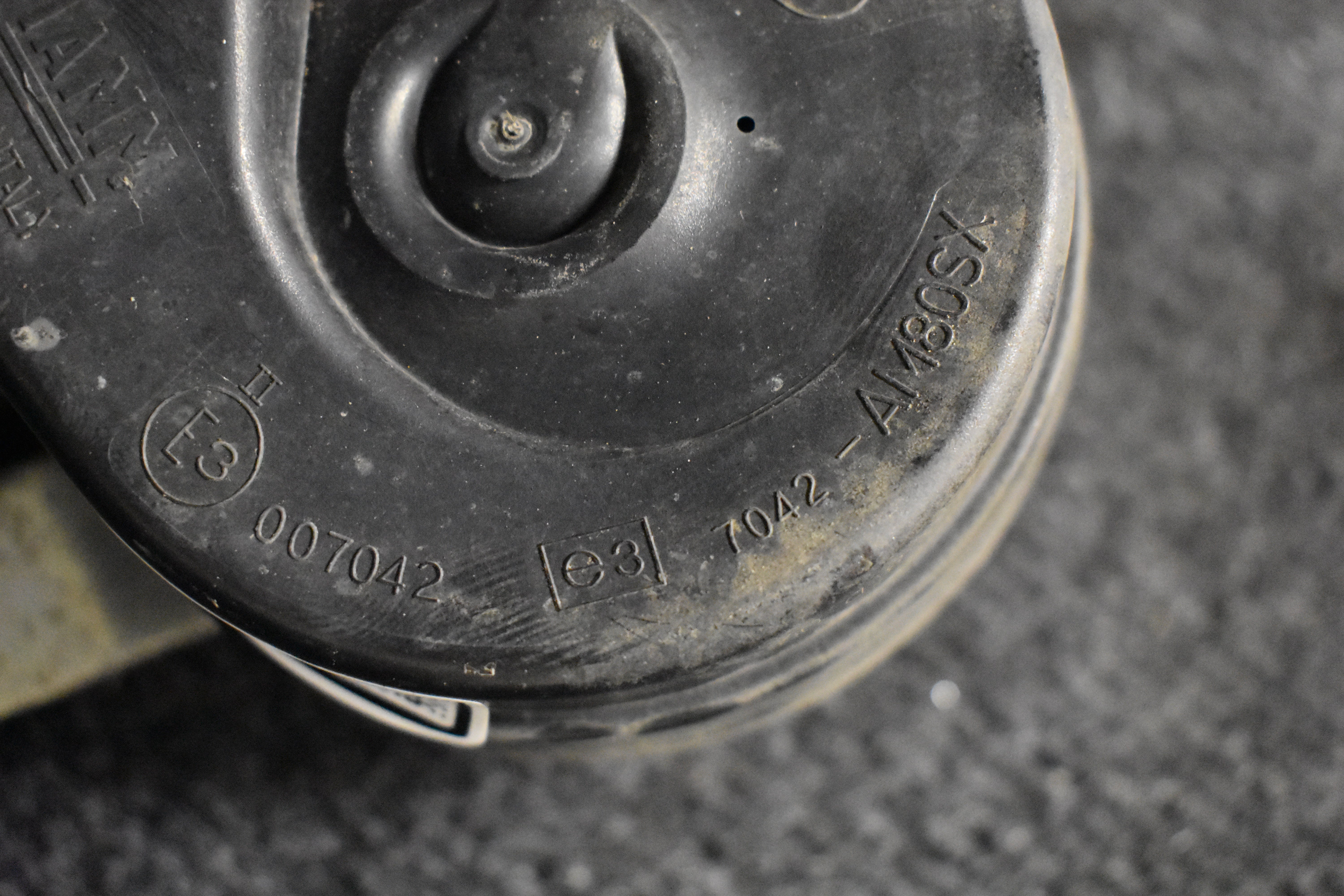 Ford Focus Hupe geschlossen Signalhorn 7042-AM80SX