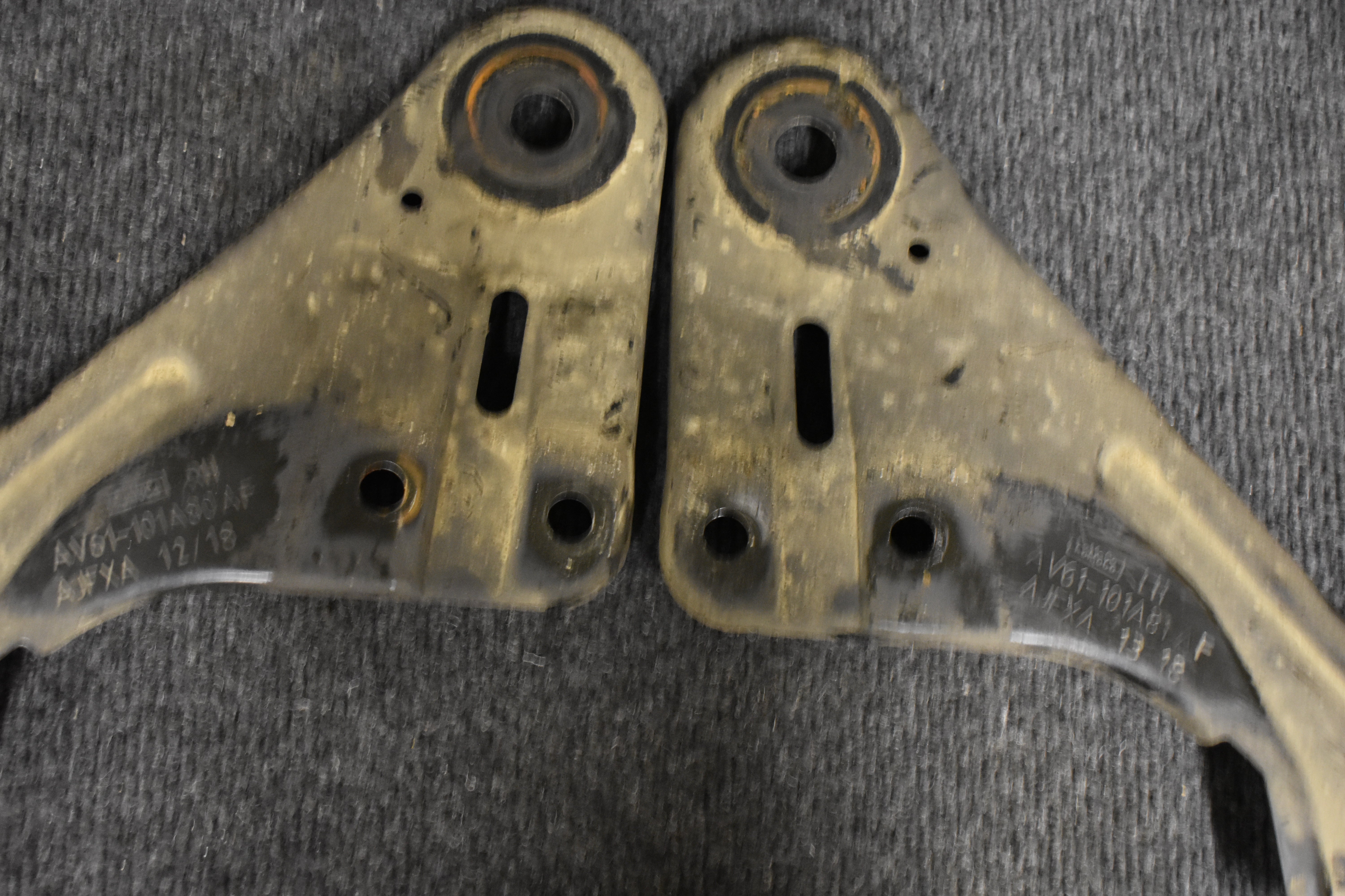 Ford Focus 8V61-A10684 AC / AV61-101A81 AF (LH) / AV61-101A80 AF (RH) Querträger