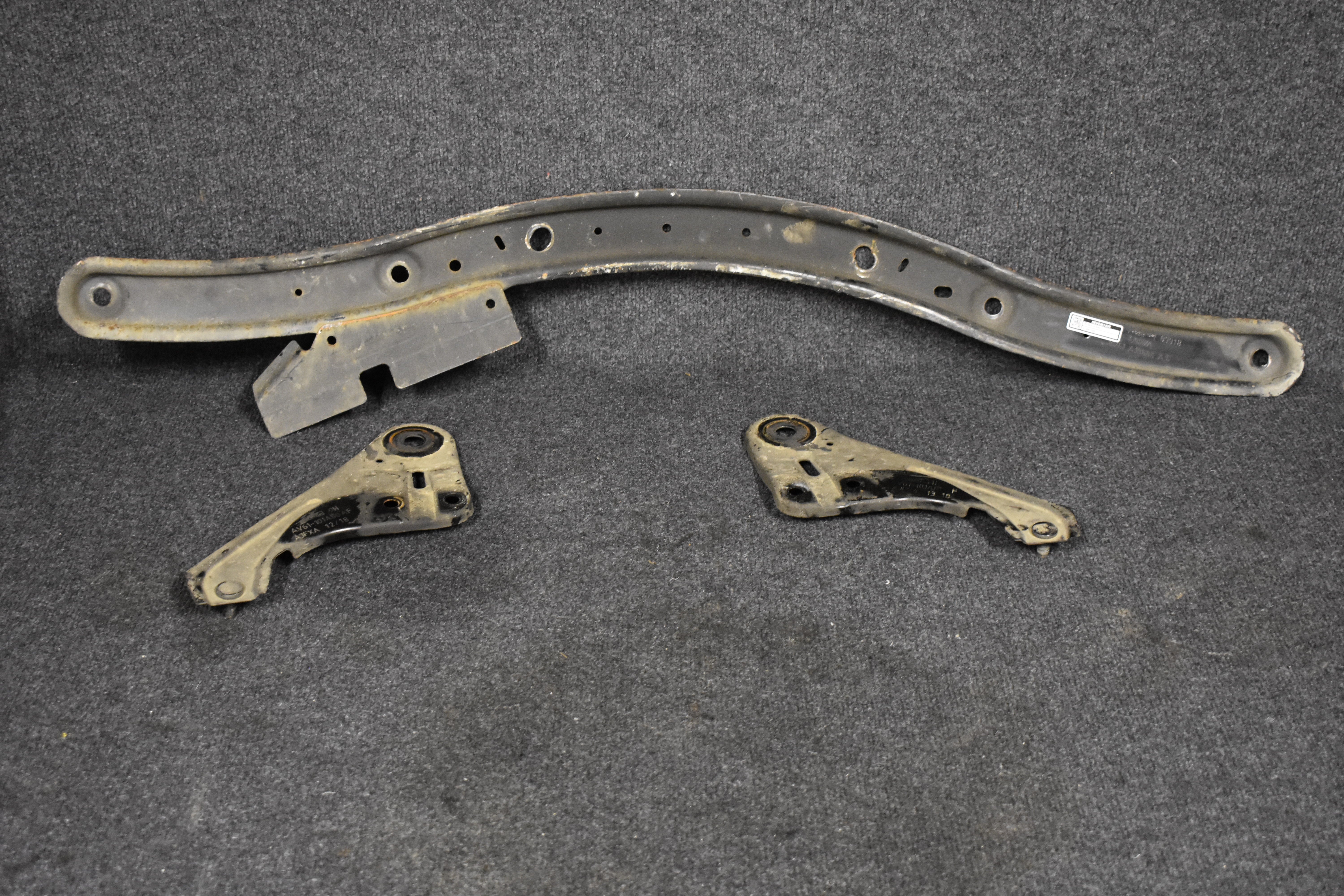 Ford Focus 8V61-A10684 AC / AV61-101A81 AF (LH) / AV61-101A80 AF (RH) Querträger