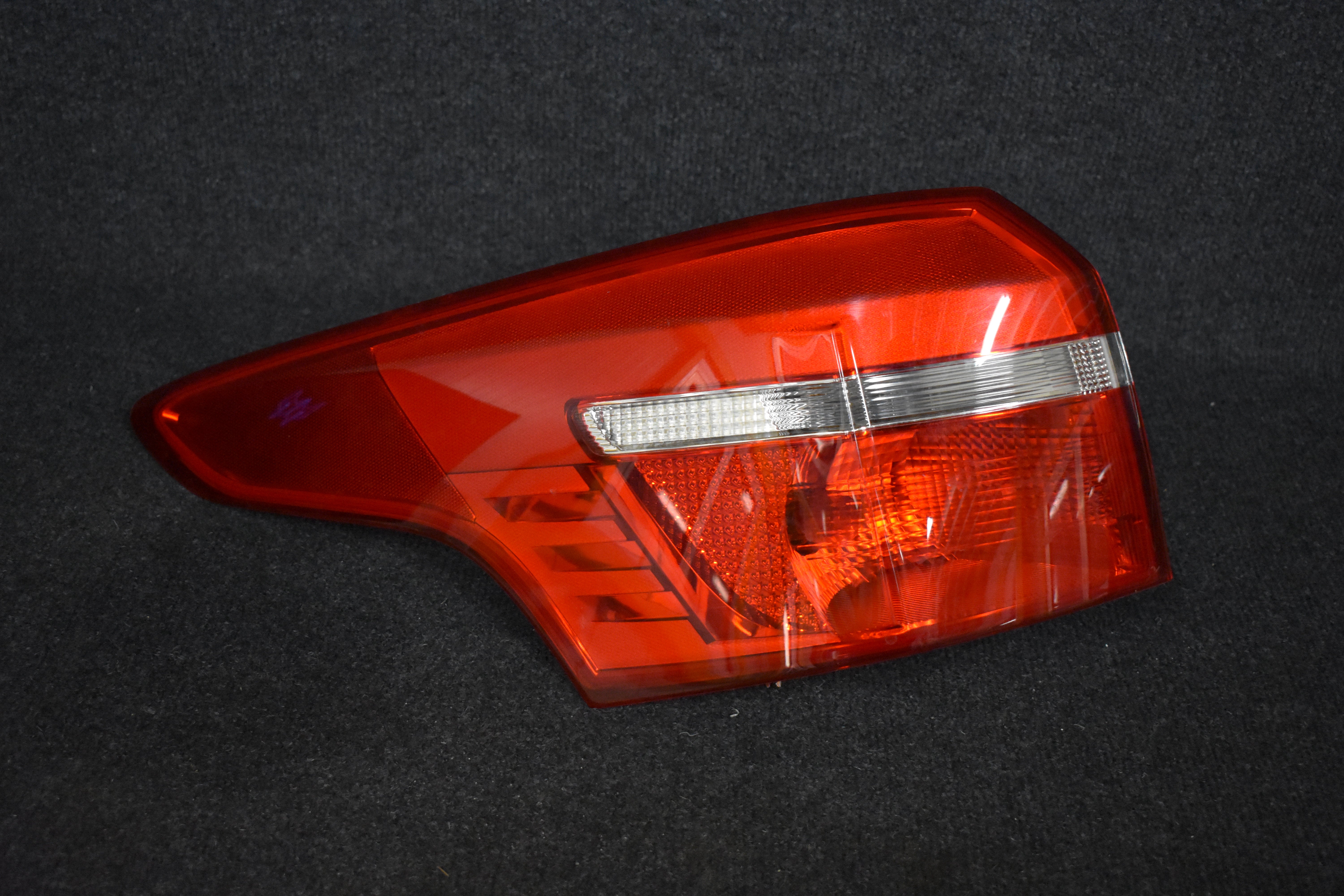 Ford Focus Rückleuchte links außen F1EB-13405-DB