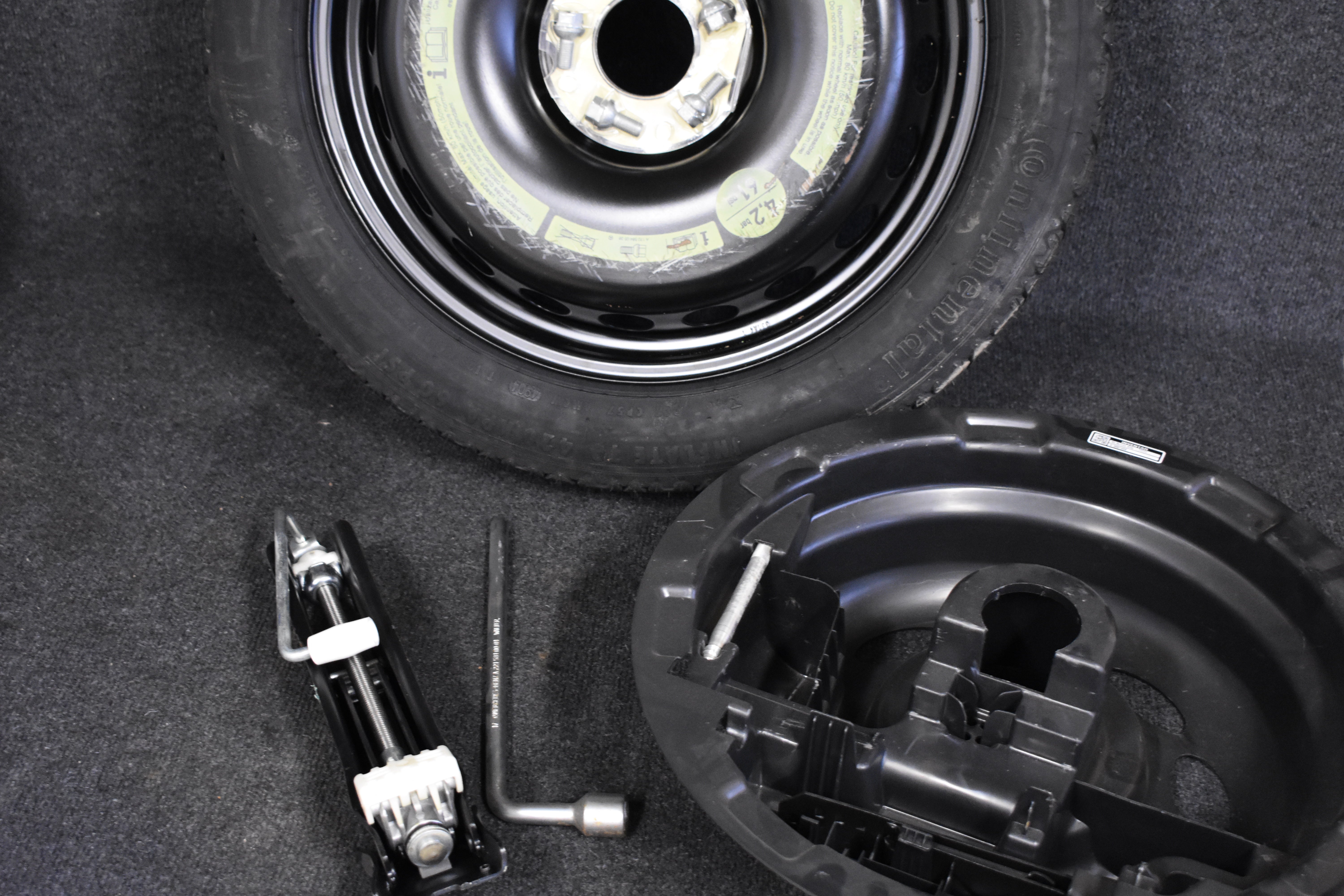 Mercedes Benz ERSATZREIFEN+WAGENHEBER+SCHLÜSSEL+SCHRAUBEN