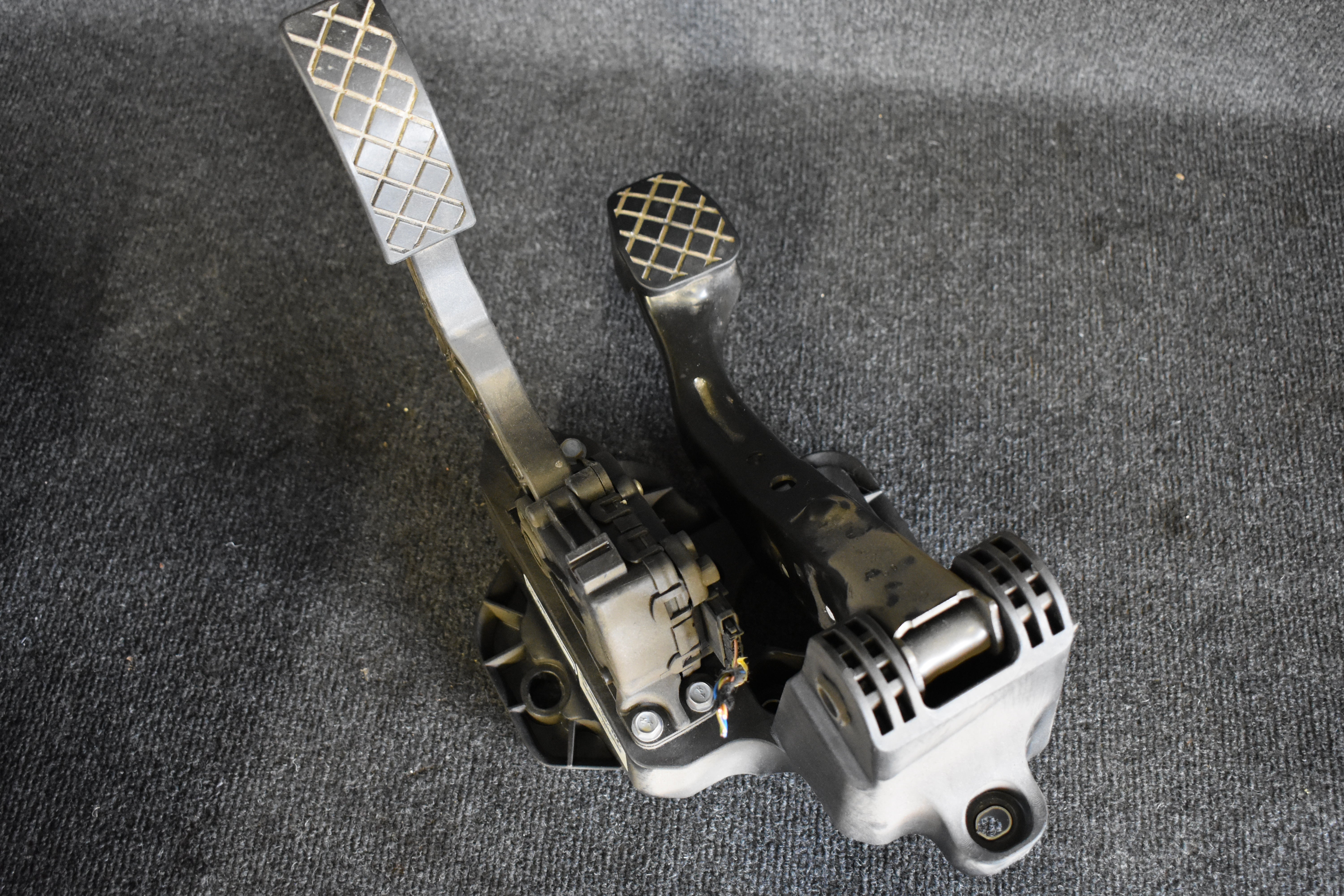 Volkswagen Polo Gaspedal / Bremspedal Fußhebel werk 6Q1721503C / 6R1721058