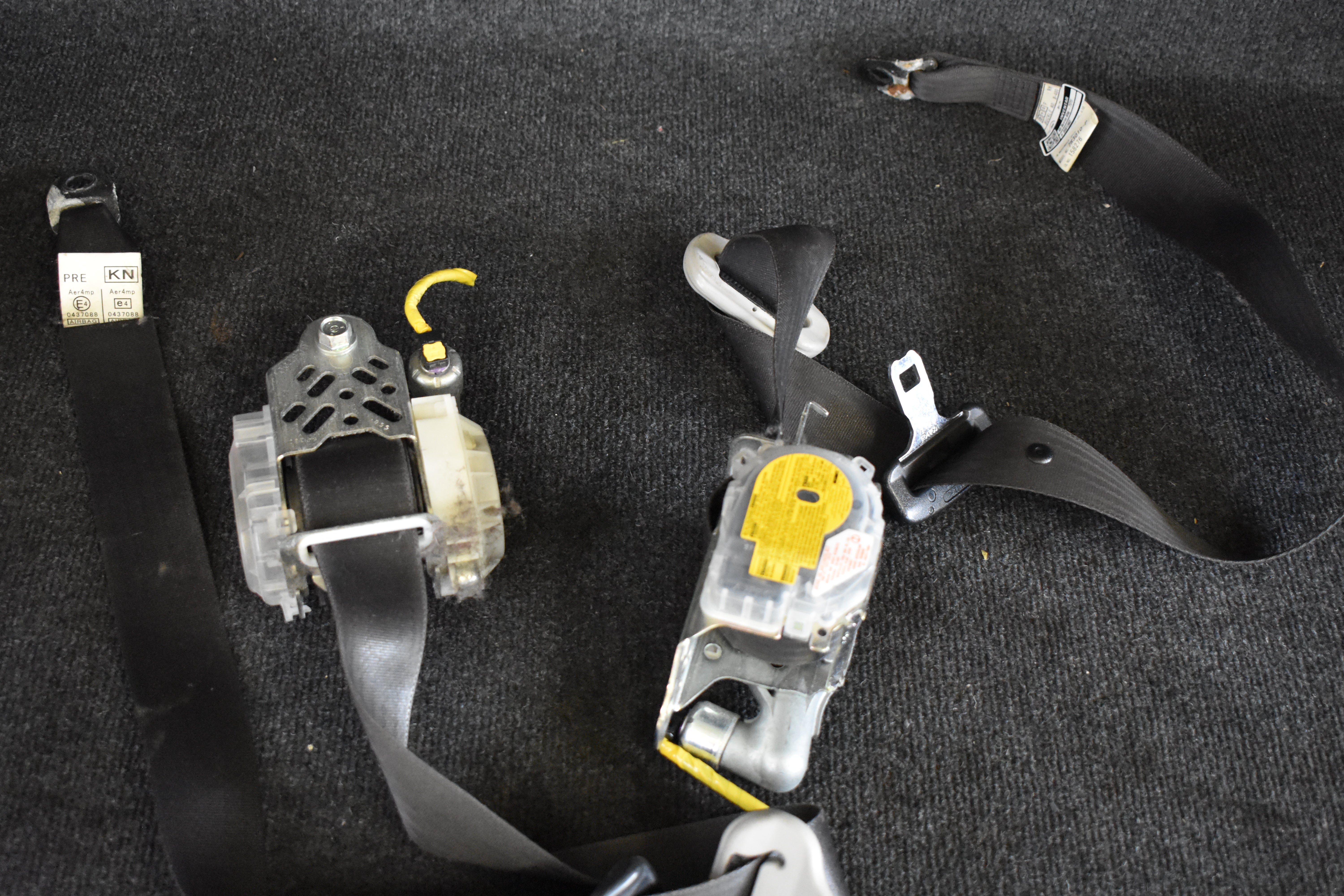 Subaru Forester 7R3010-P / 7R4010-P Rechts und Links Sicherheitsgurt Vorne GURTSTRAFFER