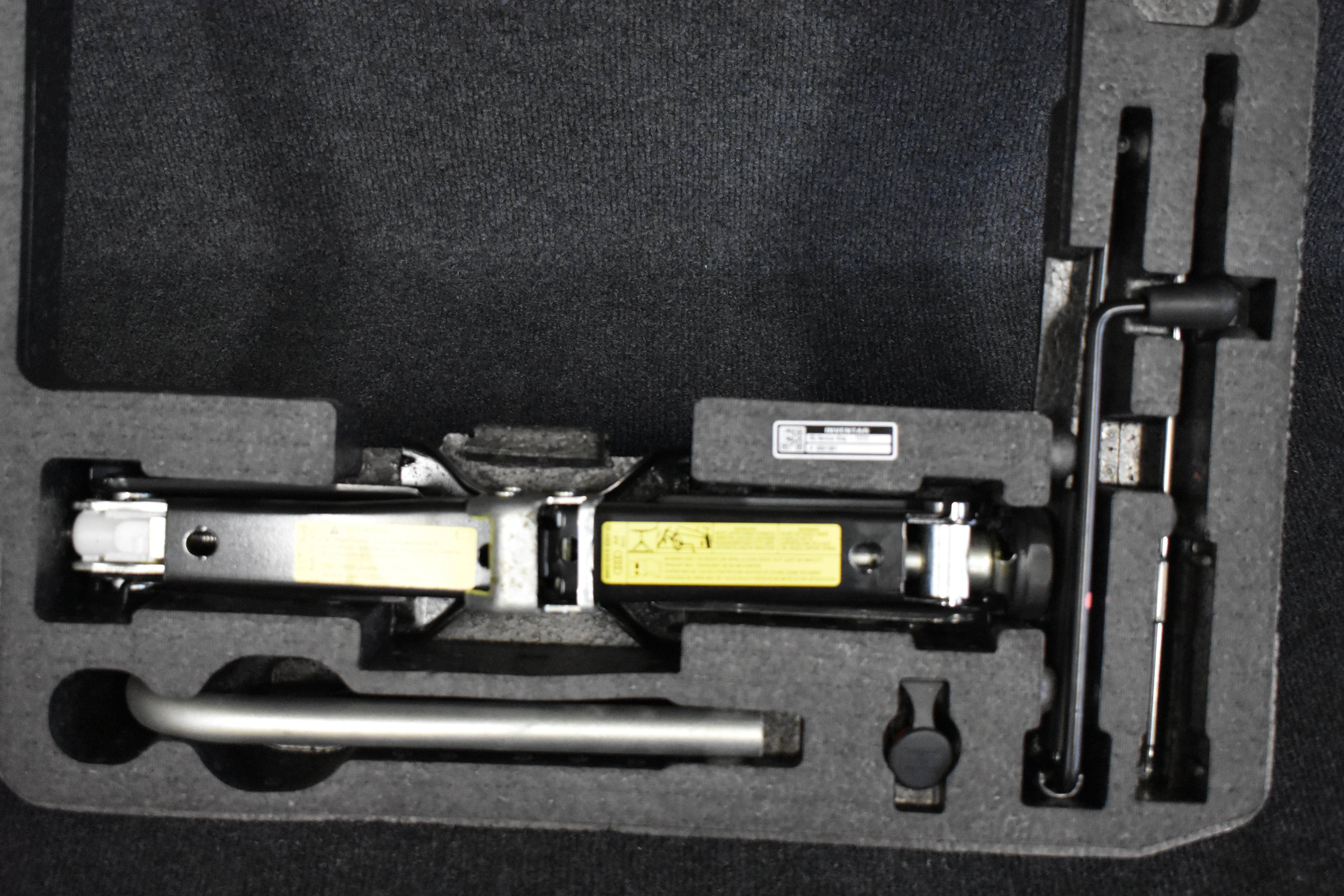 Audi A4 B8 Kofferraum Werkzeugsatz Wagenheber Notfall