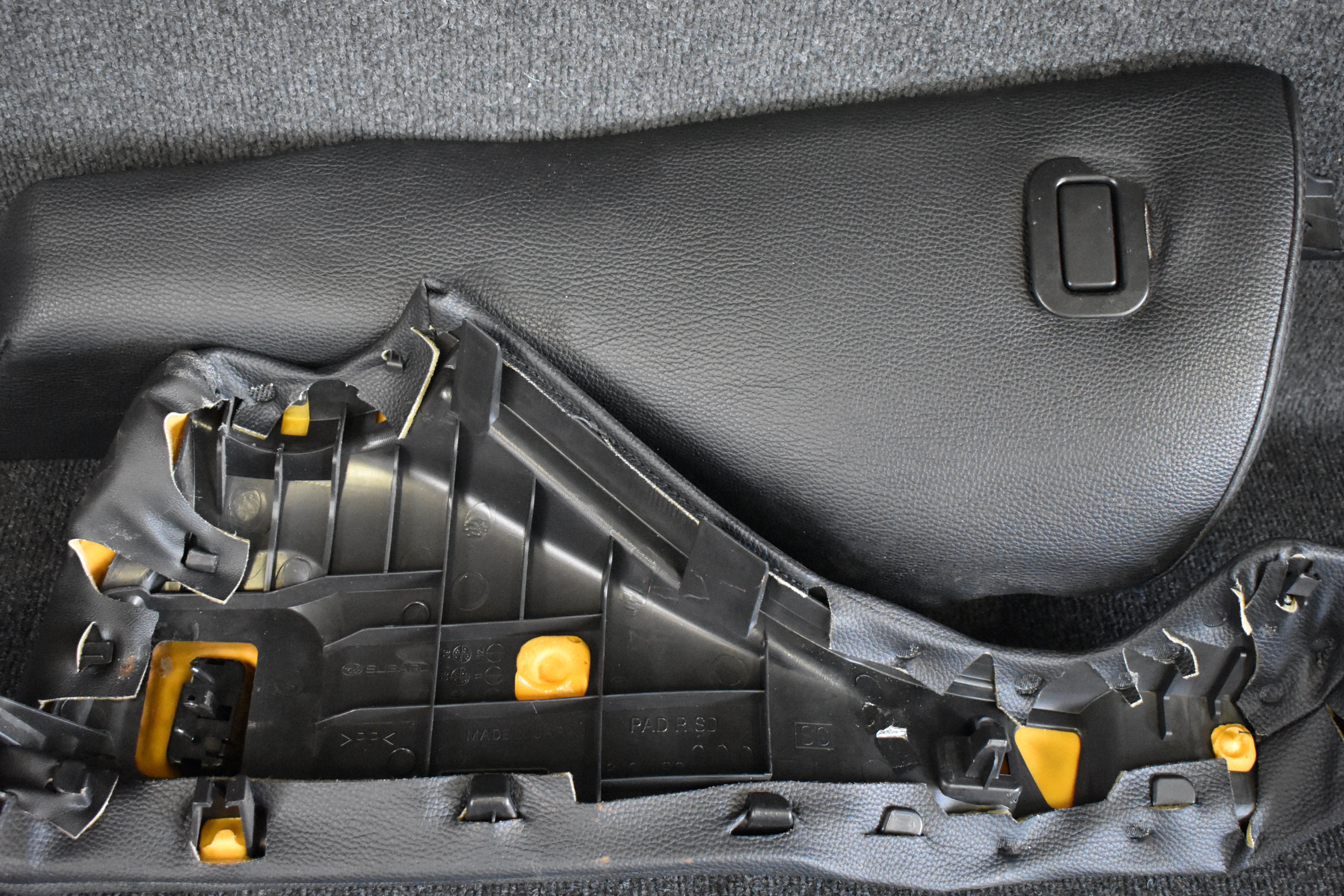 Subaru Forester 64244SC000 (RH) / 64244SC010 (LH) Seitenverkleidungen Seitenlichter