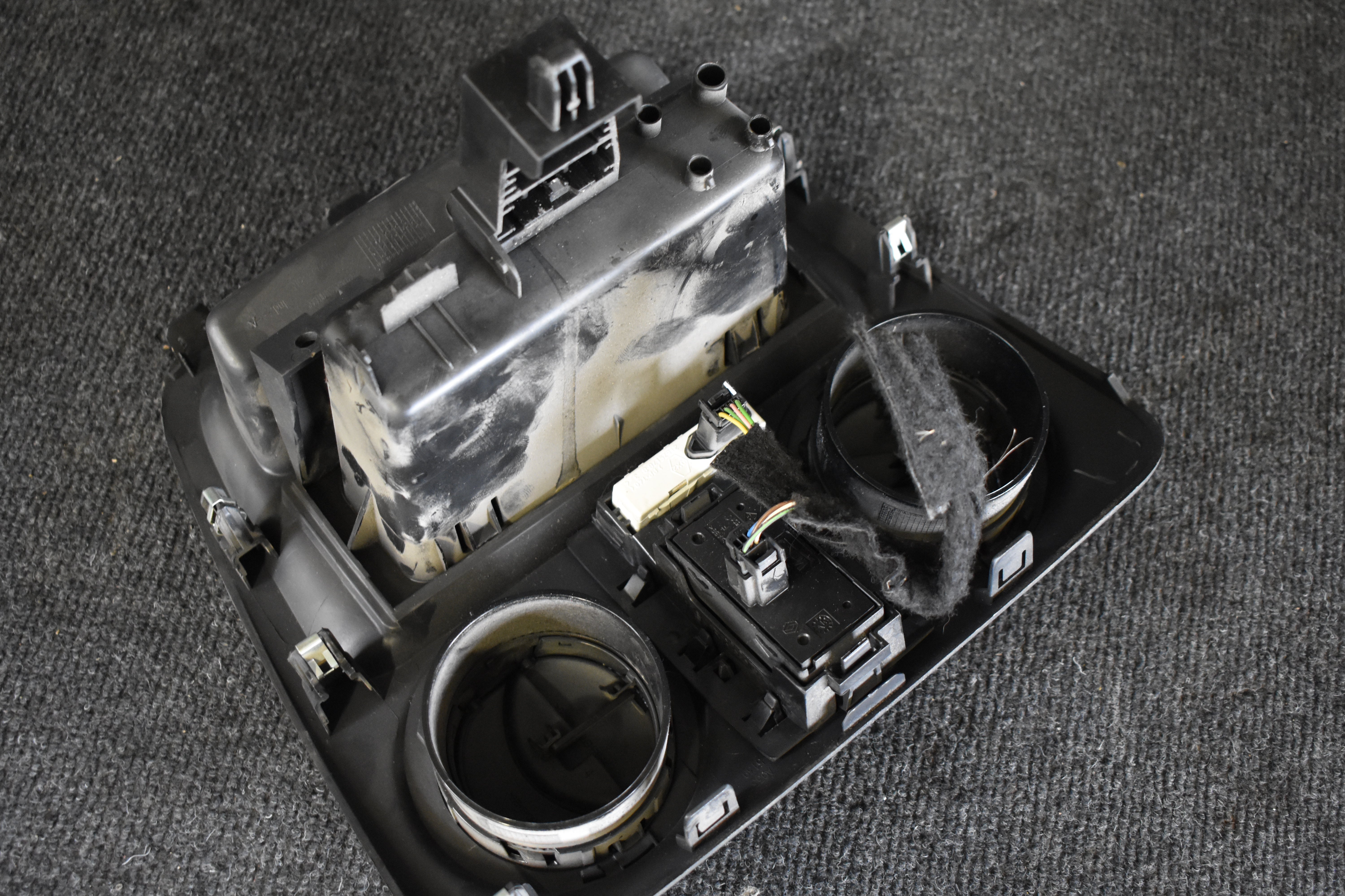 Renault 682603245R Verkleidung / 684750562R Stau Fach