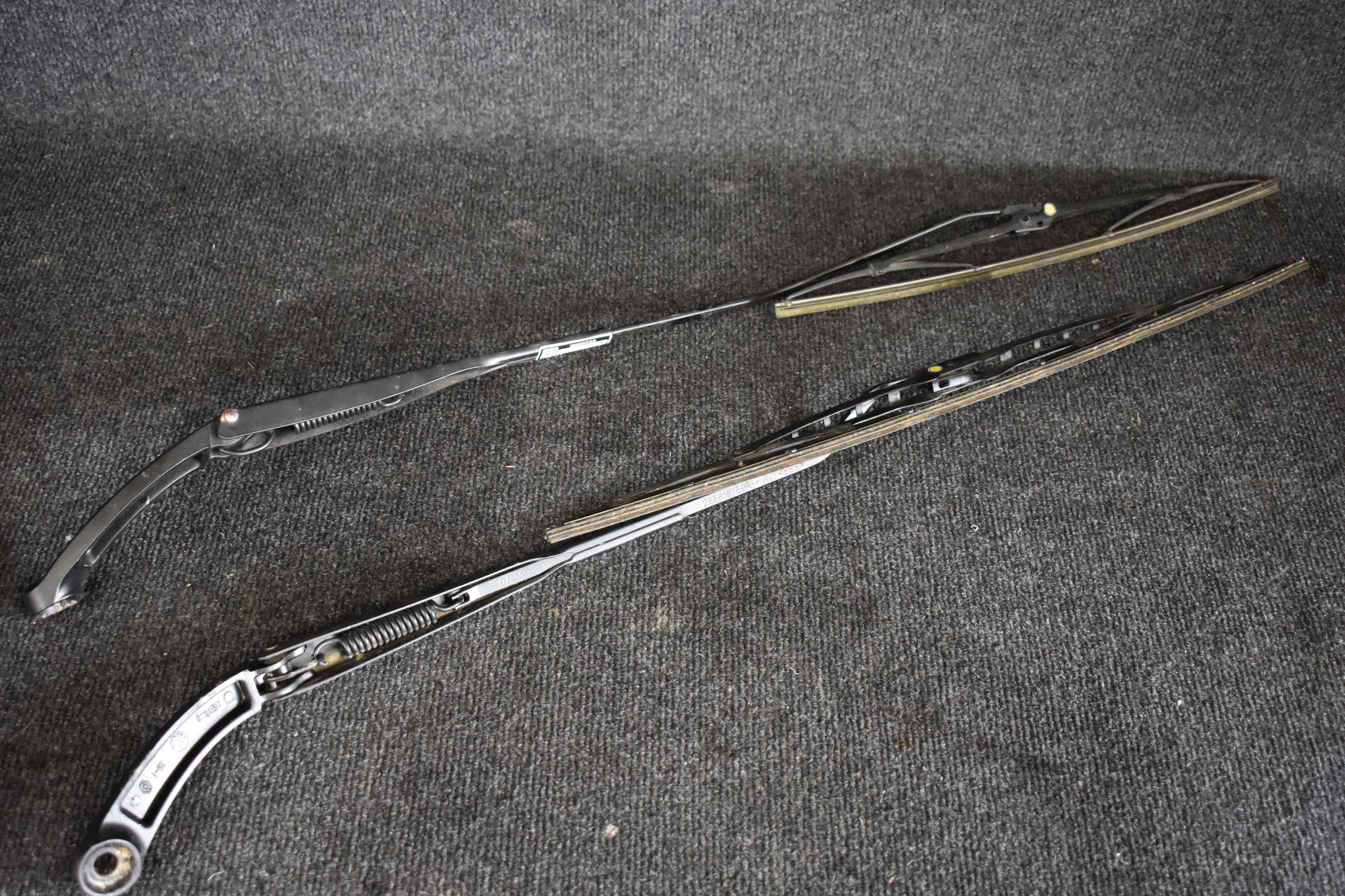 Renault 288869061R / 288816769R Wischerarm Vorne Rechts Links