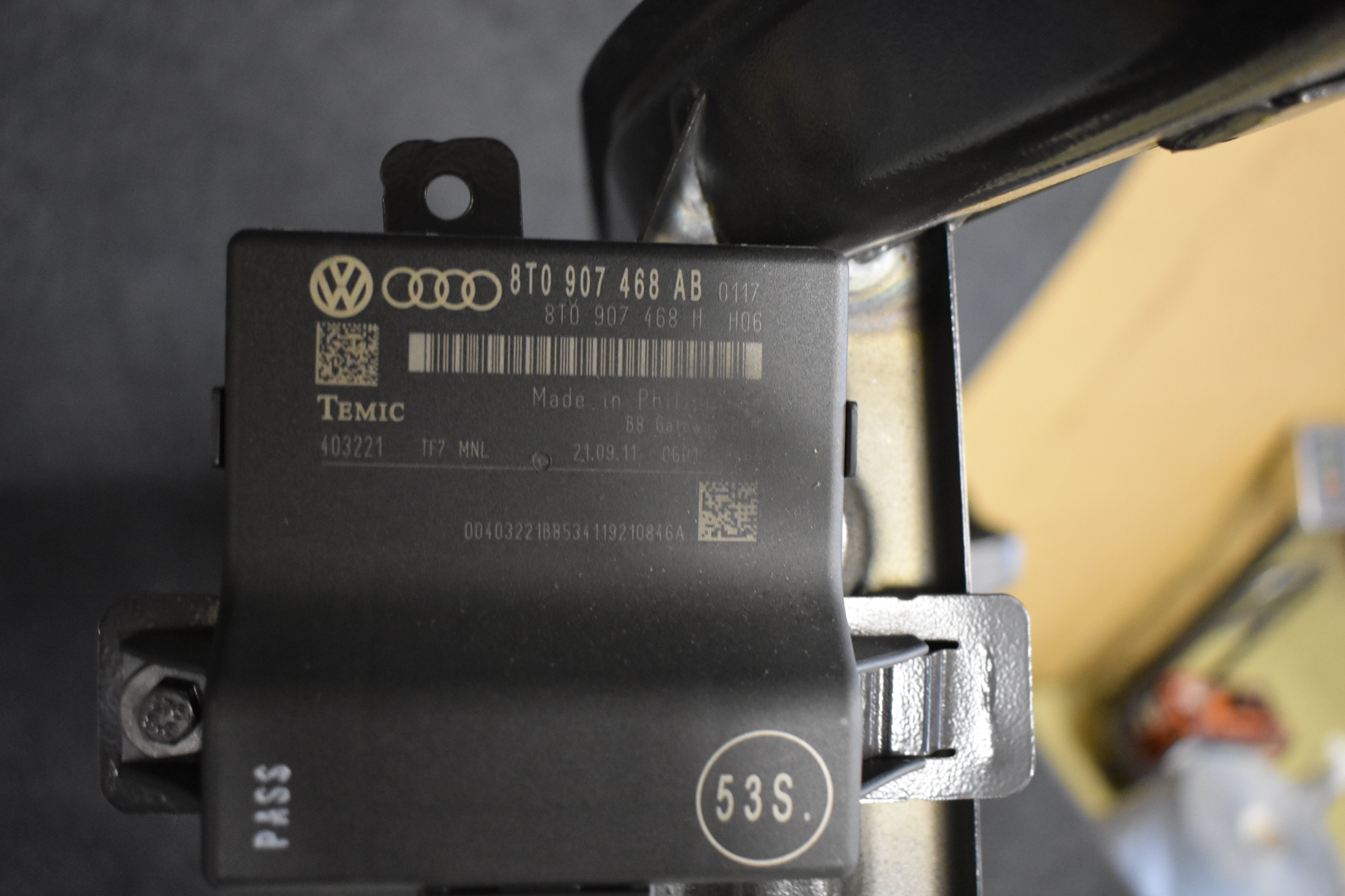 Audi A4 8K A5 8T Querträger Schalttafel  Halter Träger Armaturenbrett