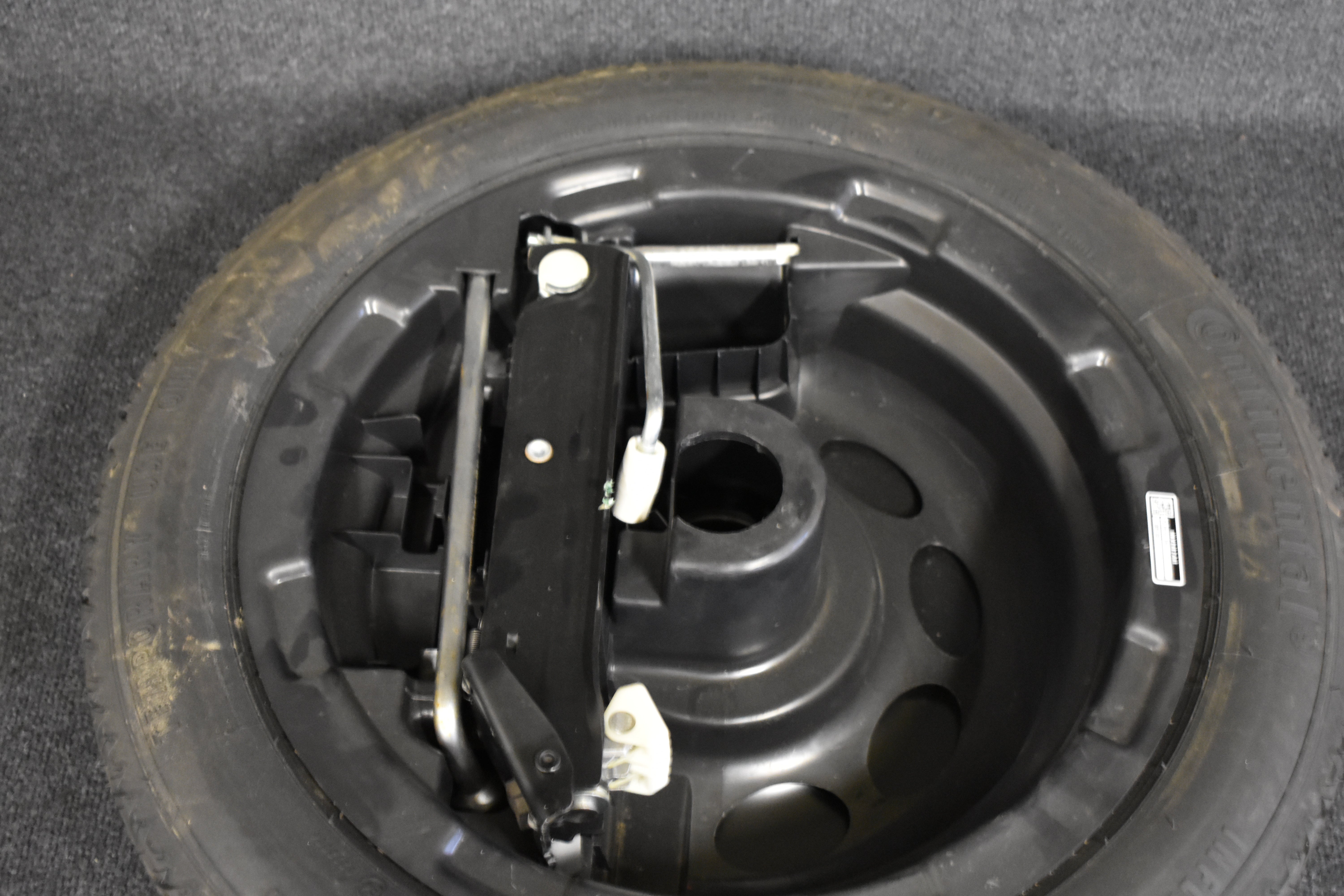 Mercedes Benz ERSATZREIFEN+WAGENHEBER+SCHLÜSSEL+SCHRAUBEN